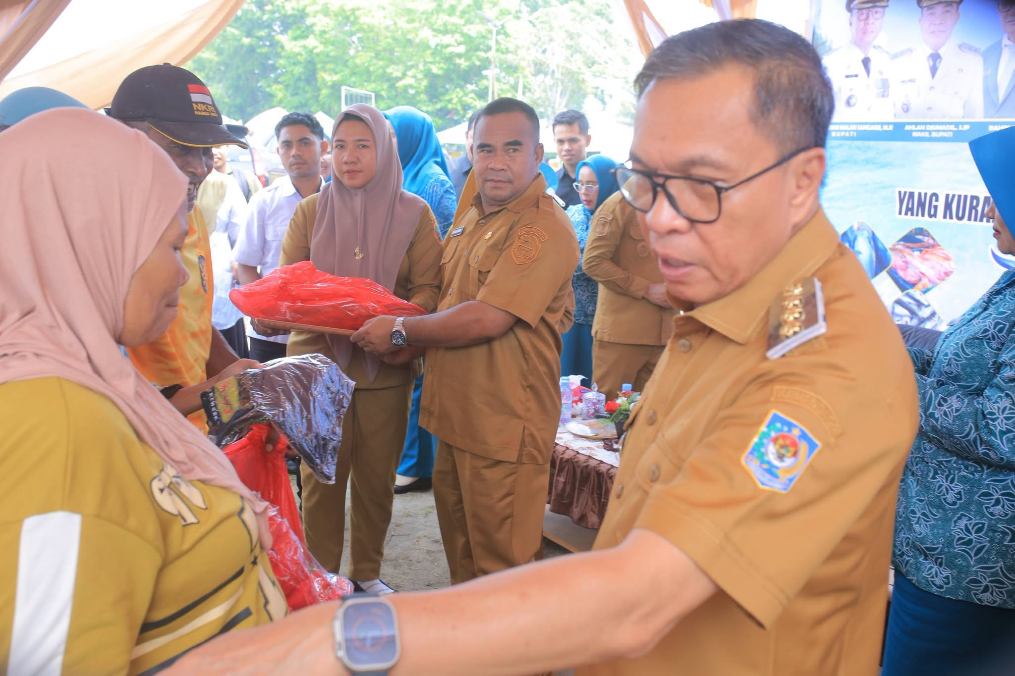 Bupati dan Wakil Bupati Halteng Bagi Ikan Segar Pada Masyarakat
